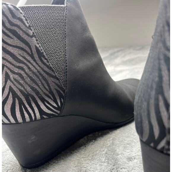TOMS 10016061 Women's Kelsey Black Zebra Shimmer Wedge Heels Bootie Boots Size 8 - Picture 3 of 8